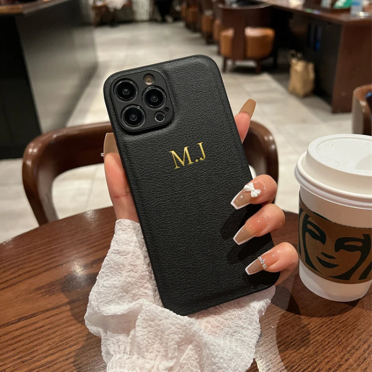 Personalisierbare Handyhülle in eleganter Lederoptik – individuell gestaltbar mit Namen oder Initialen, idealer Schutz und stilvolles Design für Smartphones