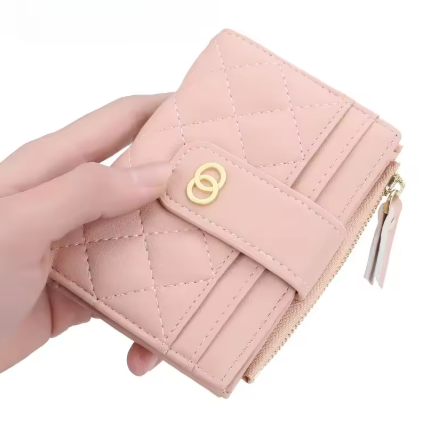 Kompakt, durchdacht und stilvoll – dieser Designer-Geldbeutel aus hochwertigem, geschmeidigem Leder ist der perfekte Begleiter für jeden Tag. Trotz seiner handlichen Größe bietet er clever organisierten Stauraum für Karten, Scheine und Münzen, sodass alles jederzeit griffbereit ist. Präzise Fächer und ein übersichtliches Innenlayout sorgen für maximale Funktionalität, ohne Kompromisse beim Design einzugehen.
Feine Metallakzente, makellose Nähte und ein minimalistisches, zeitloses Design verleihen dem Geldb