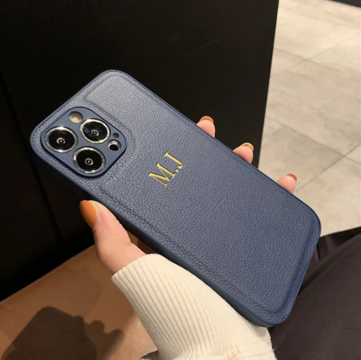 Personalisierbare Handyhülle in eleganter Lederoptik – individuell gestaltbar mit Namen oder Initialen, idealer Schutz und stilvolles Design für Smartphones